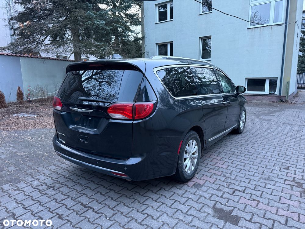 Chrysler Pacifica - 4