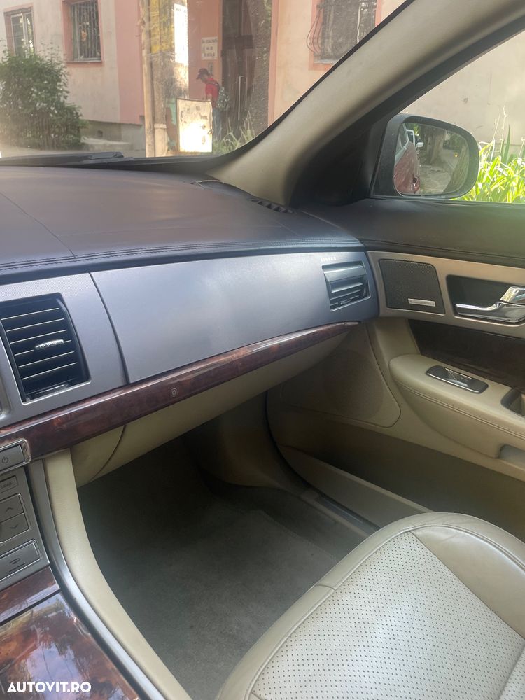 Jaguar XF 2.7D Luxury - 18