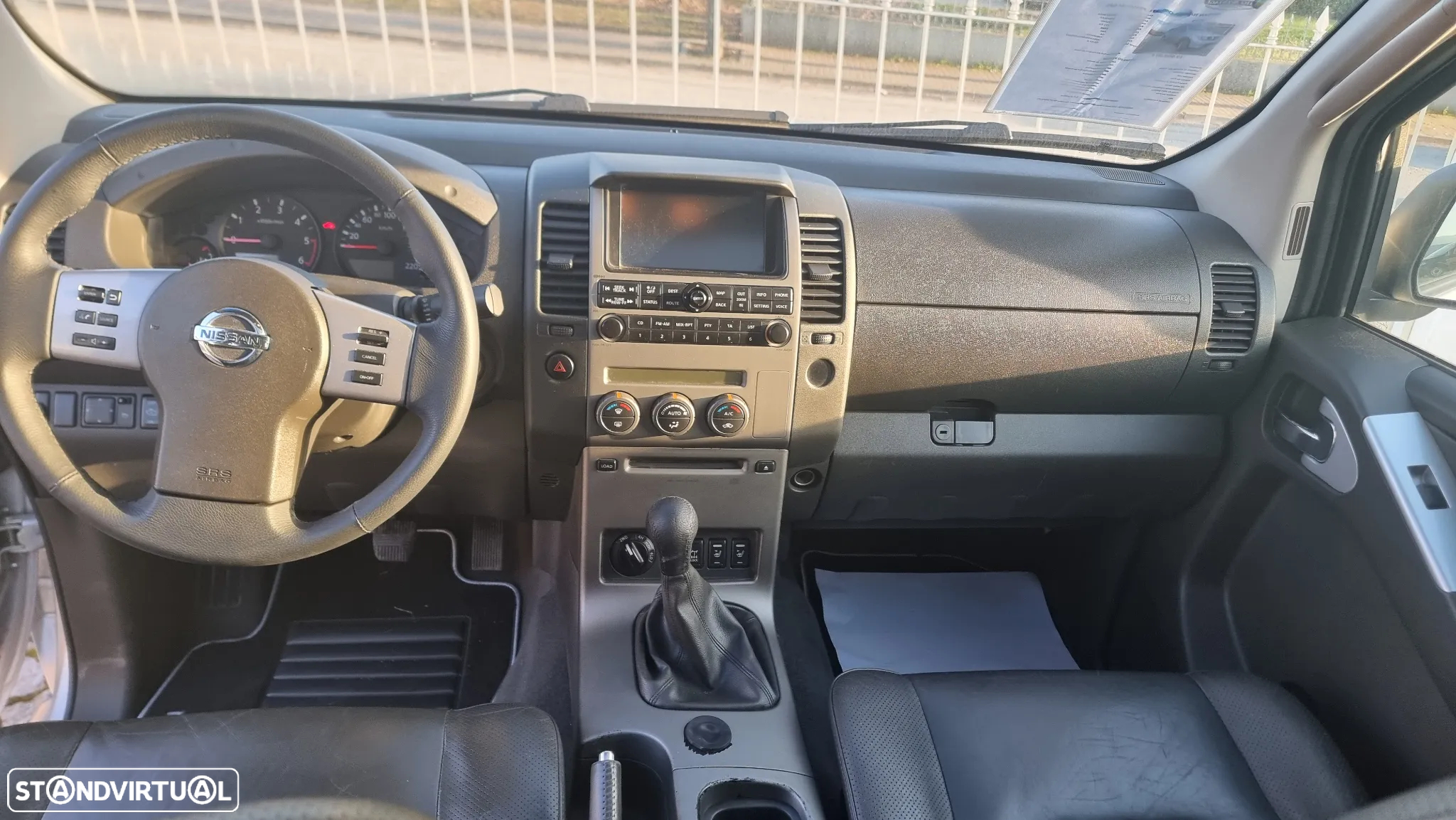 Nissan Navara 2.5 dCi CD Platinium Marfim - 21