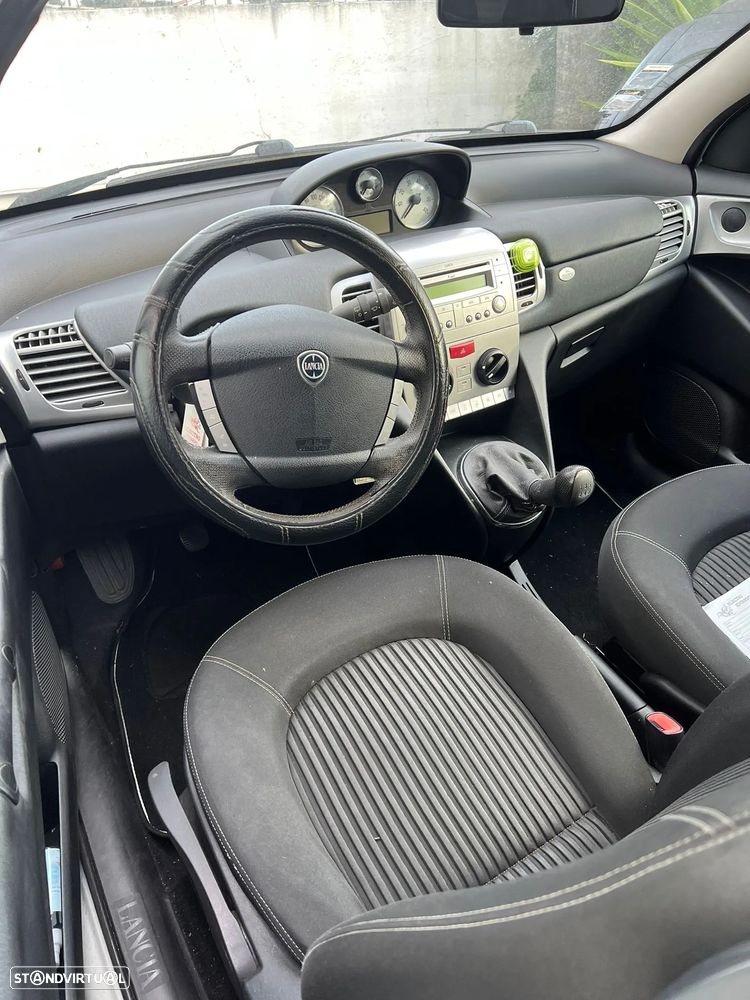Lancia Ypsilon 1.3 JTD Sport Momo Design - 1