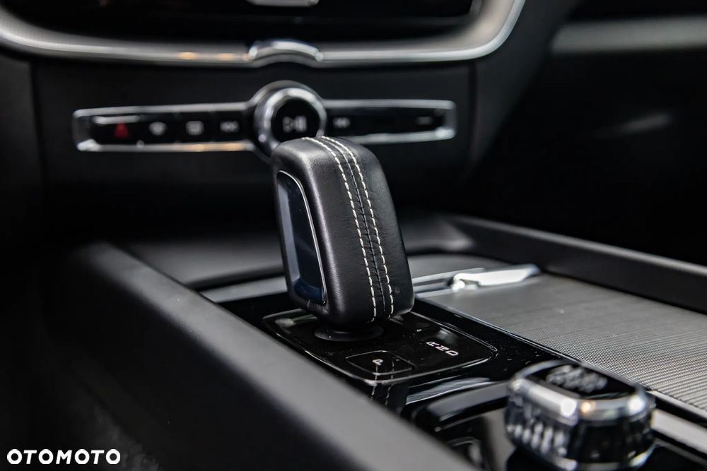 Volvo XC 60 T8 Plug-In Hybrid AWD R-Design - 18