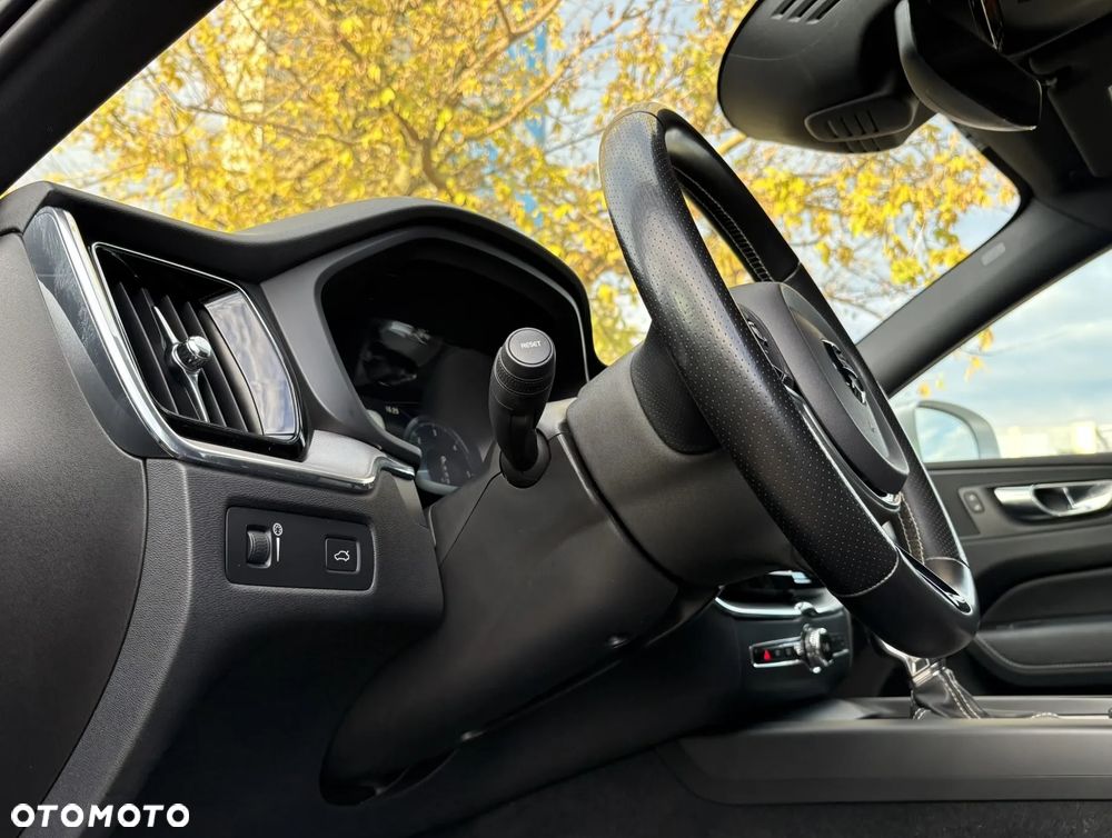 Volvo XC 60 D4 SCR AWD R-Design - 10