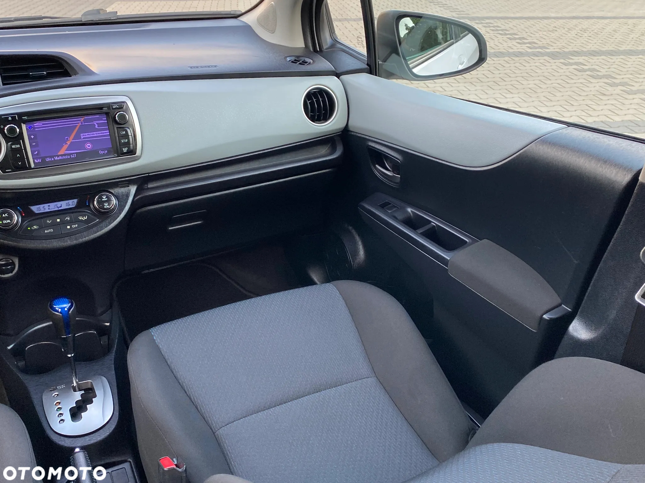 Toyota Yaris Hybrid 100 Premium - 32