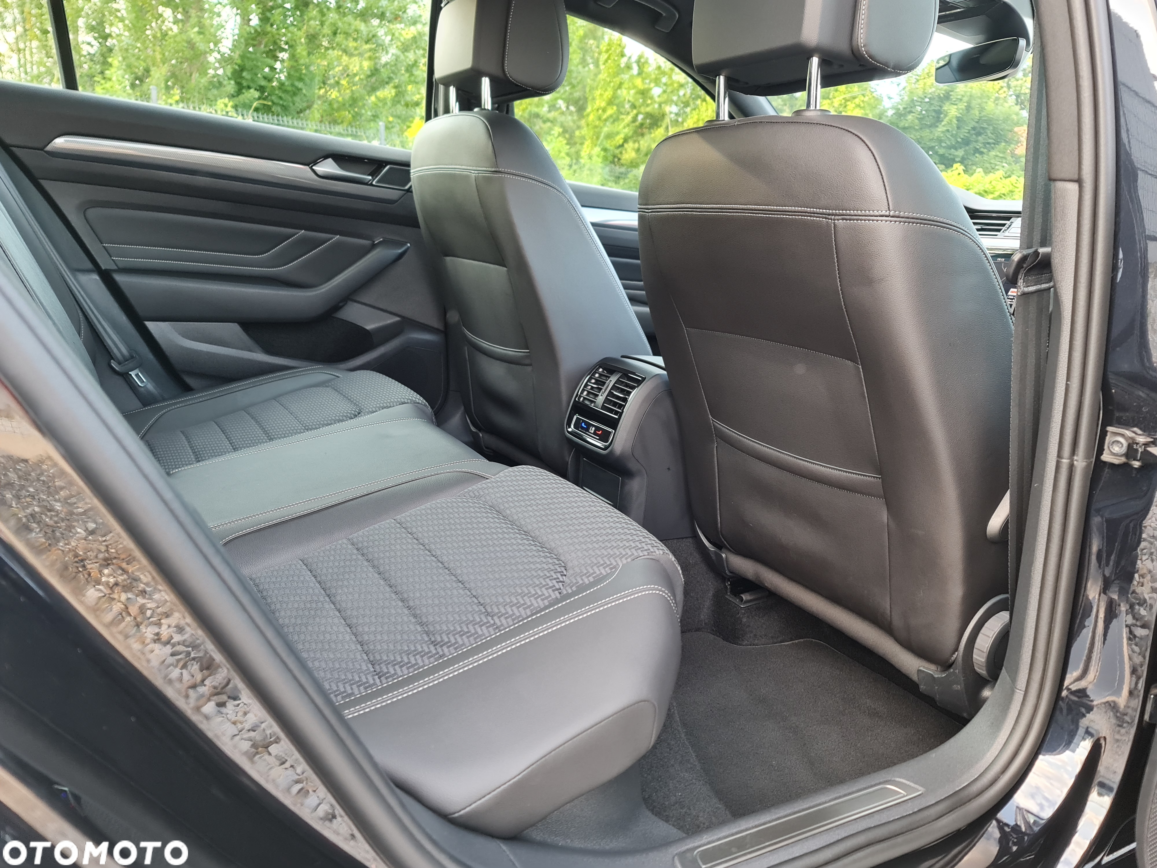 Volkswagen Passat Variant 2.0 TDI SCR DSG R-Line - 20