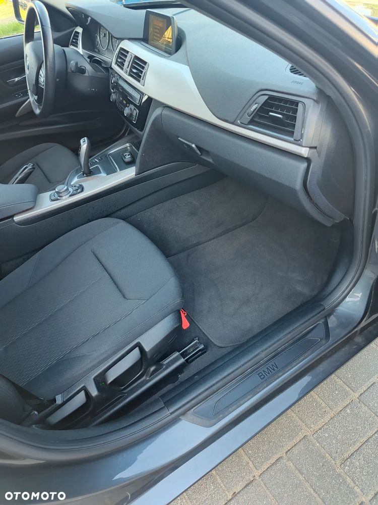 BMW Seria 3 318d - 26