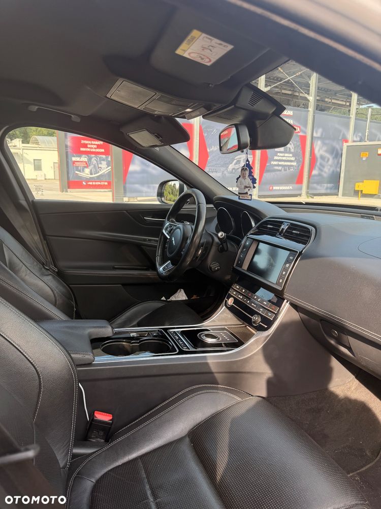 Jaguar XE 2.0 D AWD R-Sport - 15