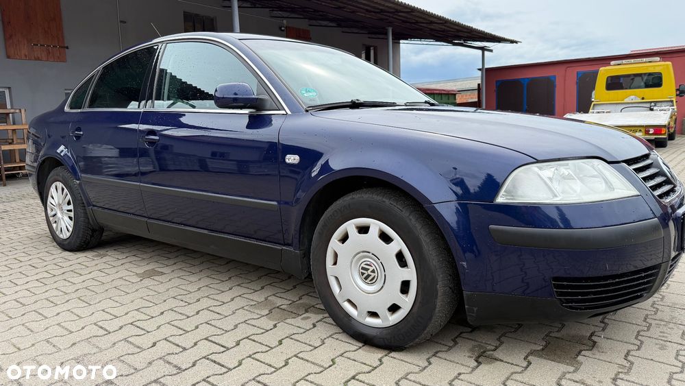 Volkswagen Passat 1.6 Comfortline Family - 24