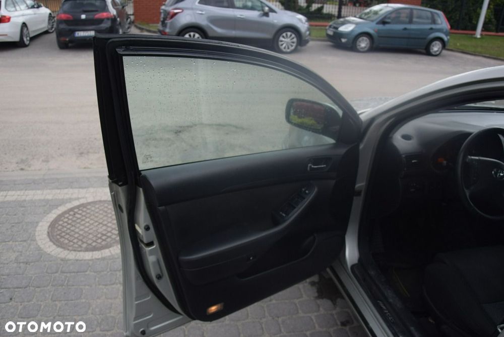 Toyota Avensis - 15
