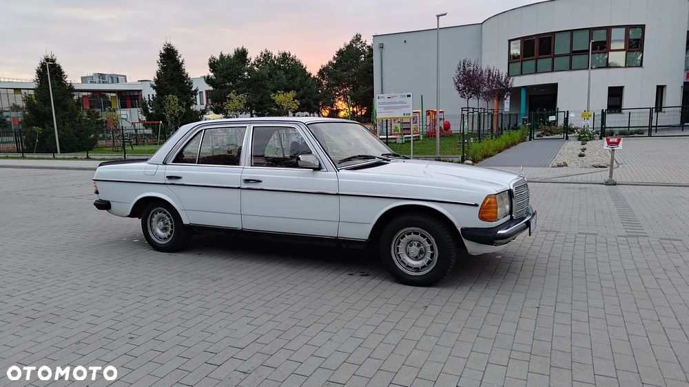 Mercedes-Benz W123 - 17