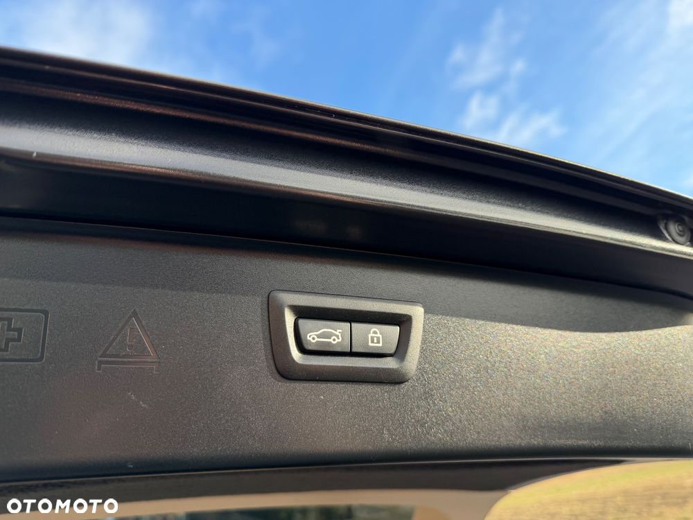 BMW Seria 5 528i xDrive Sport-Aut Luxury Line - 34