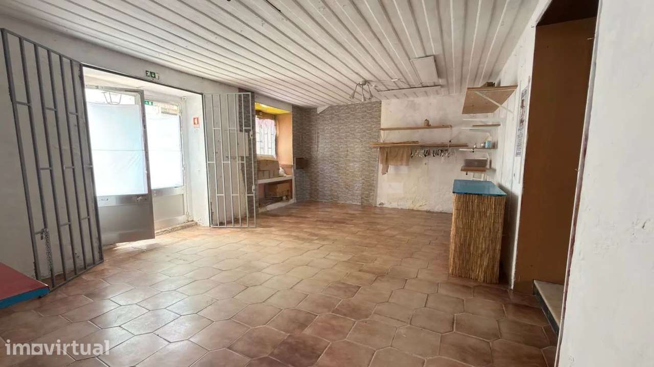 Prédio no centro da Golegã com potencial para habitação - Grande imagem: 3/14