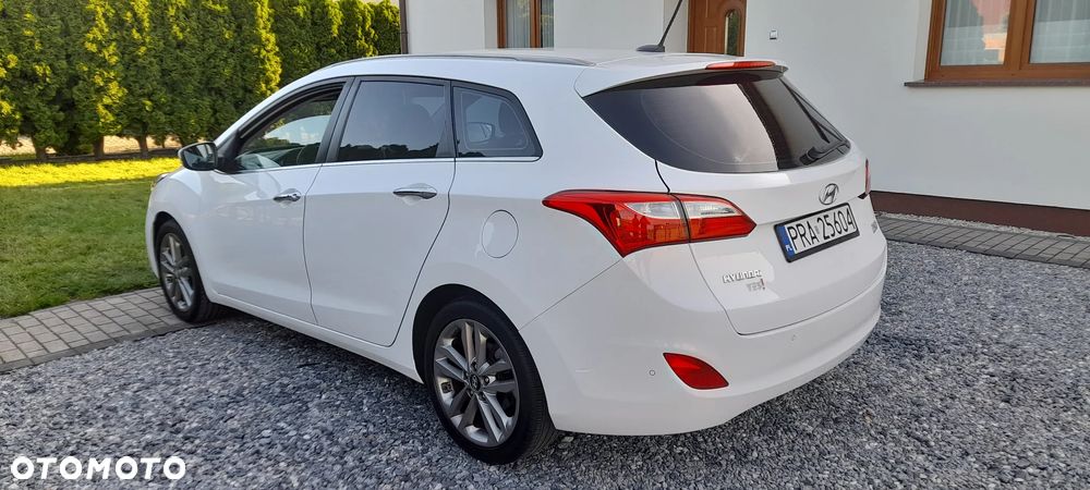 Hyundai i30 blue Kombi 1.6 GDi YES Gold - 16