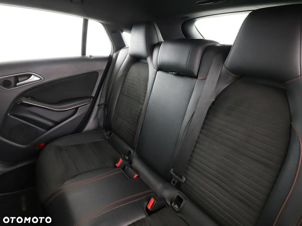Mercedes-Benz CLA 180 7G-DCT AMG Line - 18