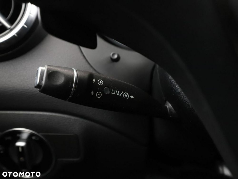 Mercedes-Benz CLA 200 7G-DCT Urban - 32