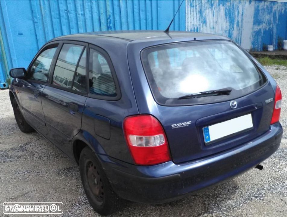 Mazda 323 gasolina de 2000 para peças - 2