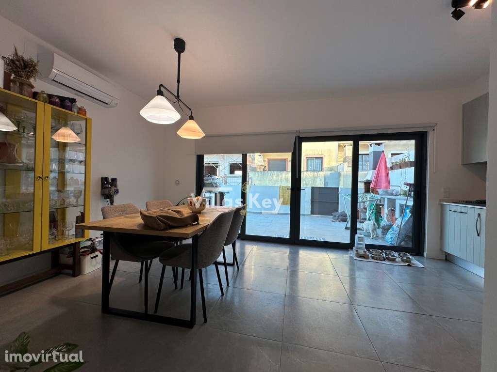 Moradia com amplo terraço 3 quartos mais um escritório,sala com lar... - Grande imagem: 4/34