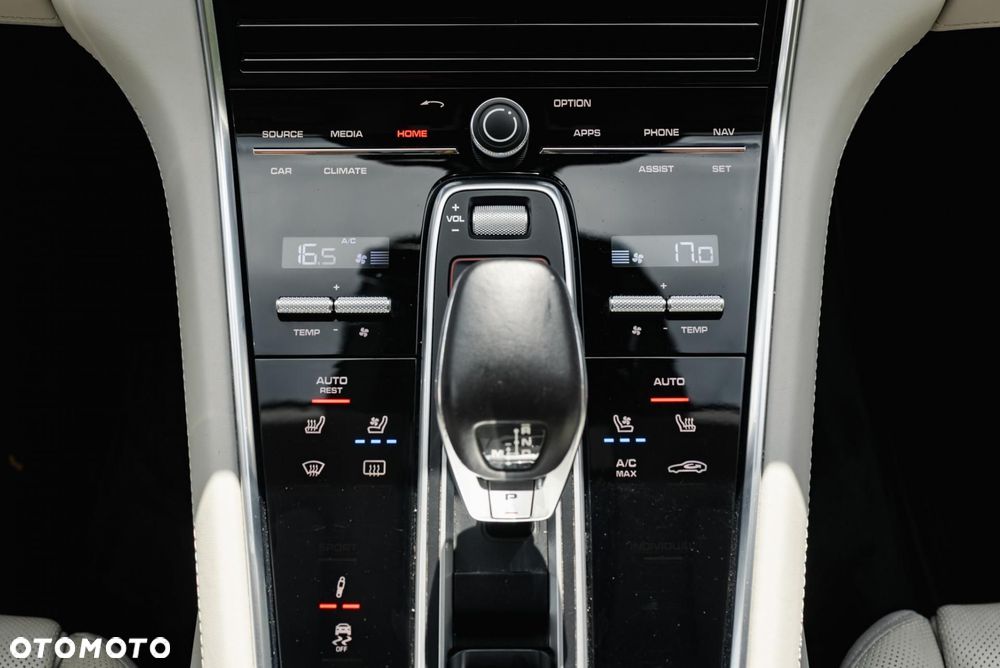 Porsche Panamera 4S - 26