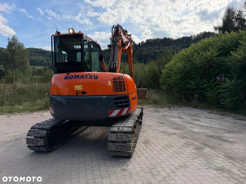 Komatsu Koparka Gąsienicowa 8 ton PC80MR-3. Sprowadzona z Norwegii. Centralne smarowanie!! Maszyna jak Nowa 2016rok. Niski Przebieg3x łamane Ramię. Klimatyzacja ser.DEKRA. Własna pompa paliwa. Ani deka luzów i wycieków. Gąsienice klepki bez zużycia! Podwozie w pięknym stanie. Okazja Maszyna zadbana!! Po serwisach eksploatacyjnych. - 2