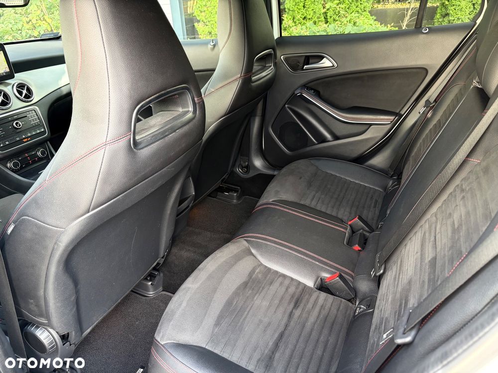 Mercedes-Benz GLA 250 4-Matic AMG Line - 12