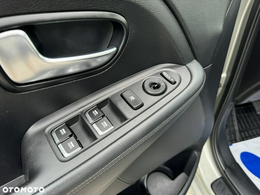 Kia Carens 1.7 CRDi Vision - 16