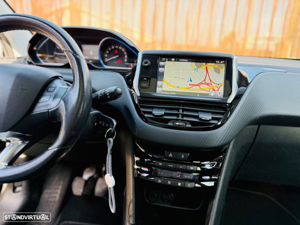 Peugeot 2008 1.2 PureTech Allure - 11