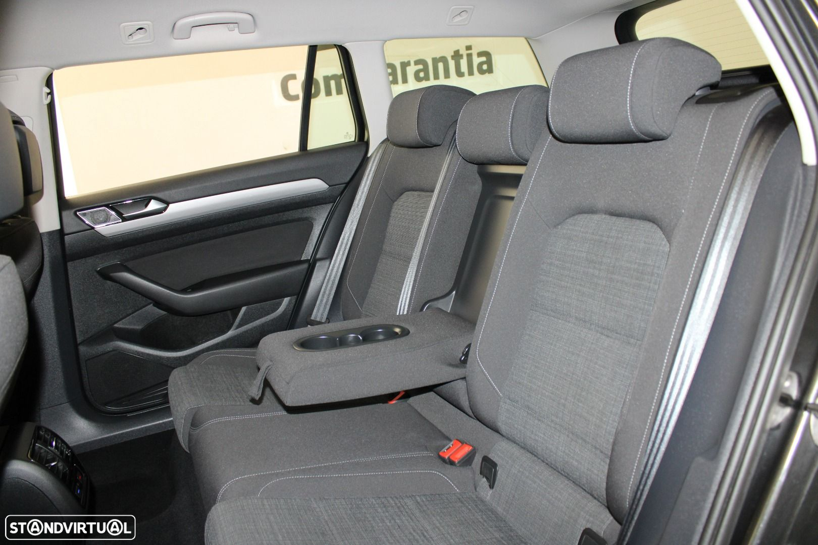 VW Passat Variant 1.6 TDI Business DSG - 34