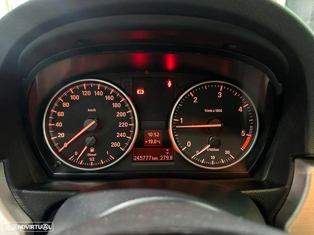 BMW 318 d Pack M - 32