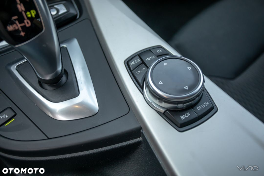 BMW Seria 3 318d DPF Touring Edition Sport - 26