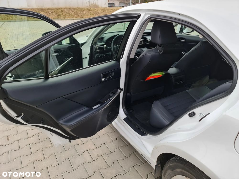 Lexus IS 300h Elegance - 16