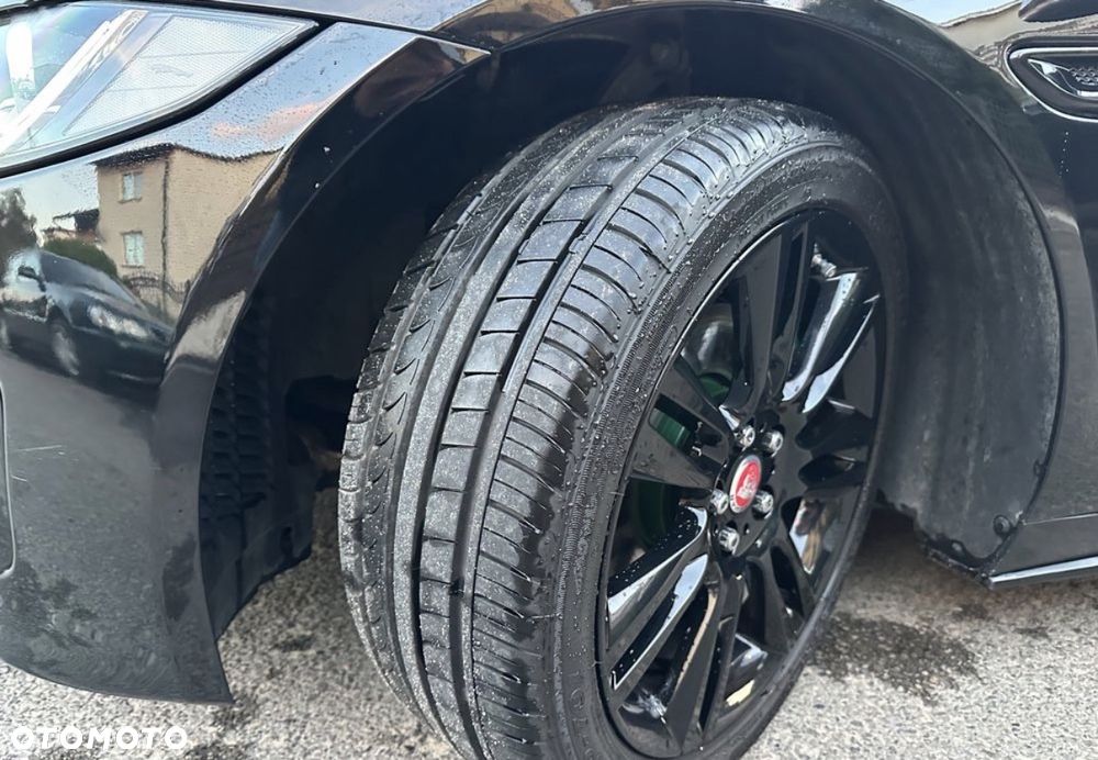 Jaguar XE 2.0 D R-Sport - 34