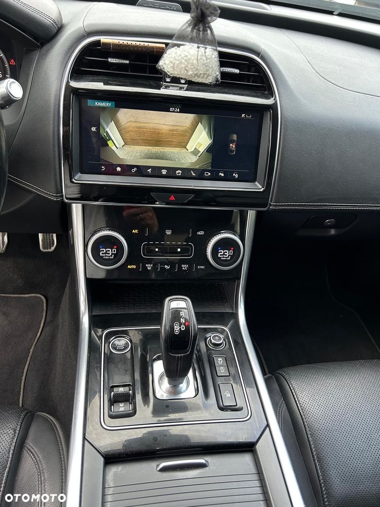 Jaguar XE 2.0 T R-Sport - 19