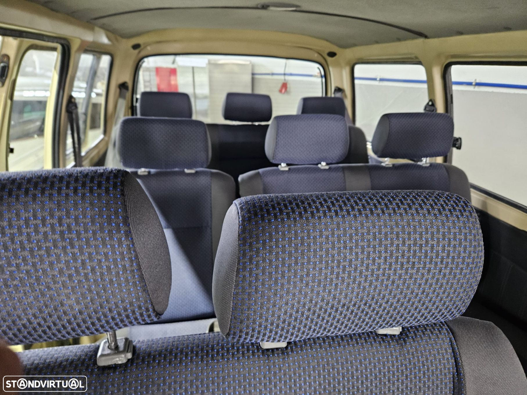 Toyota HiAce 2.4 D LH102L - 11