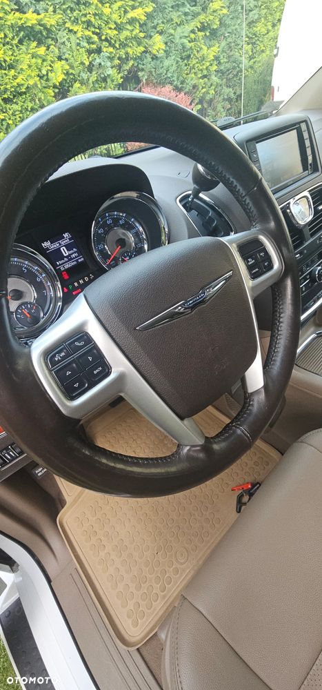 Chrysler Town & Country 3.6 Limited - 11