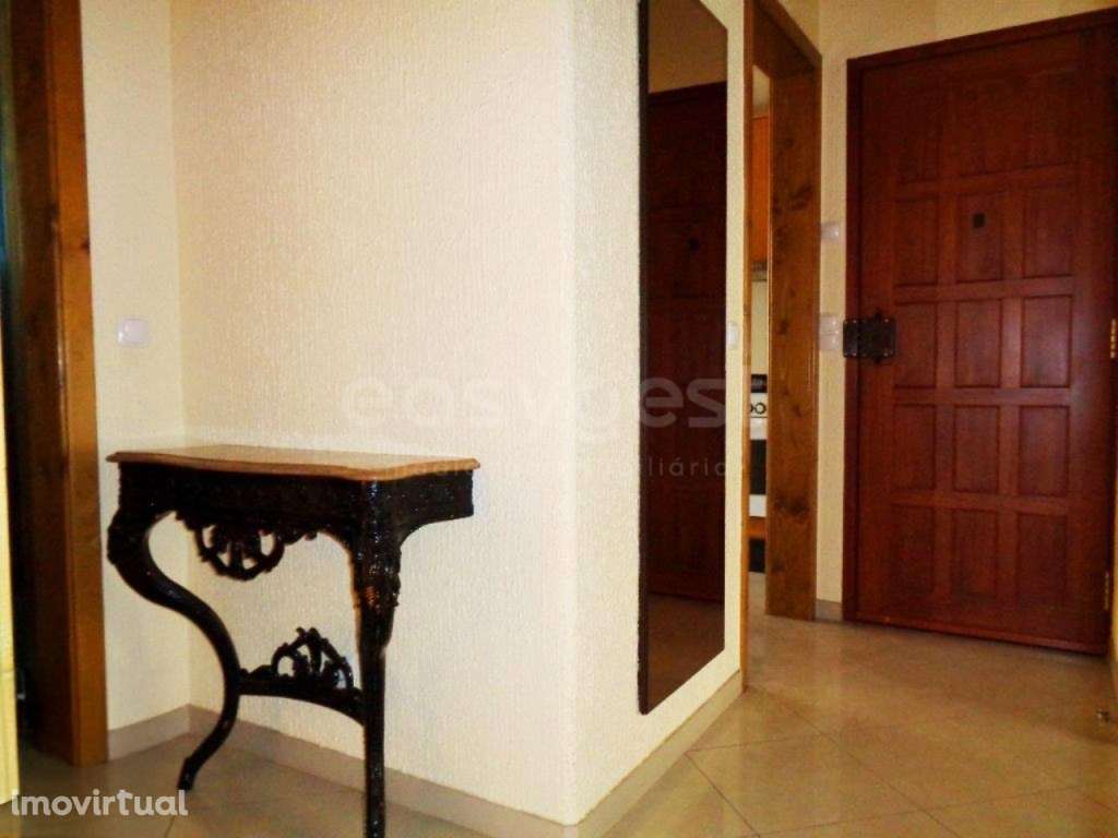 Apartamento T2 com Logradouro, Anexo e Churrasqueira - Olival Basto - Grande imagem: 3/17