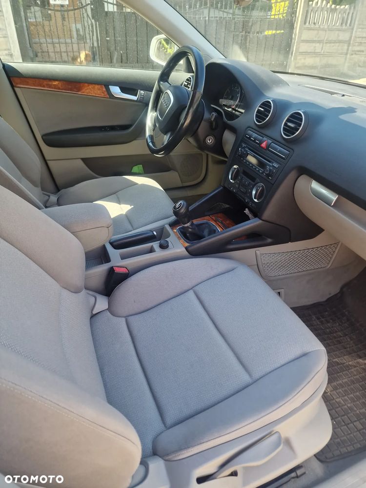 Audi A3 Sportback 1.6 FSI Ambiente - 8