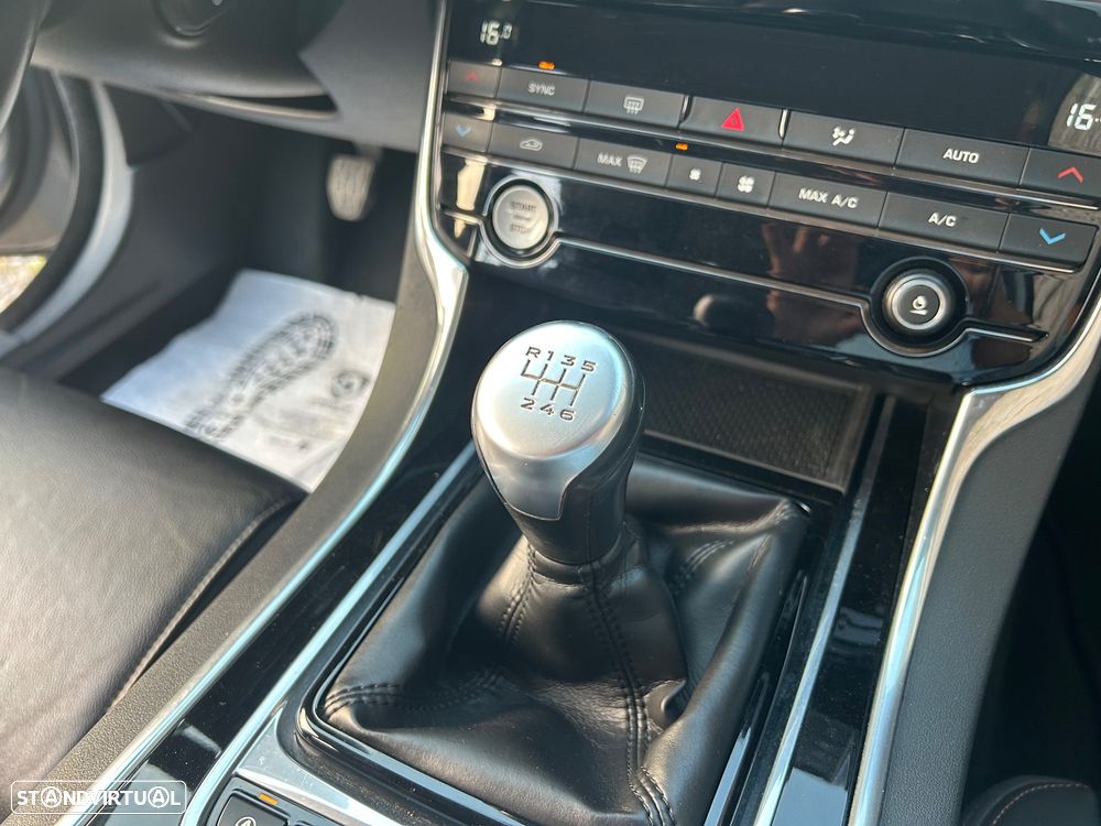 Jaguar XE 2.0 D Portfolio - 21