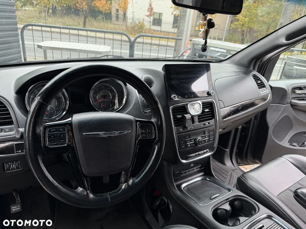 Chrysler Town & Country - 5