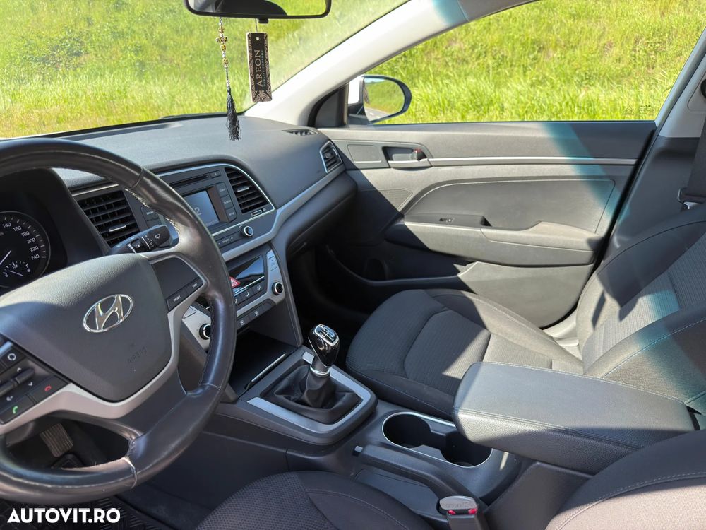 Hyundai Elantra 1.6 CRDI Comfort - 9