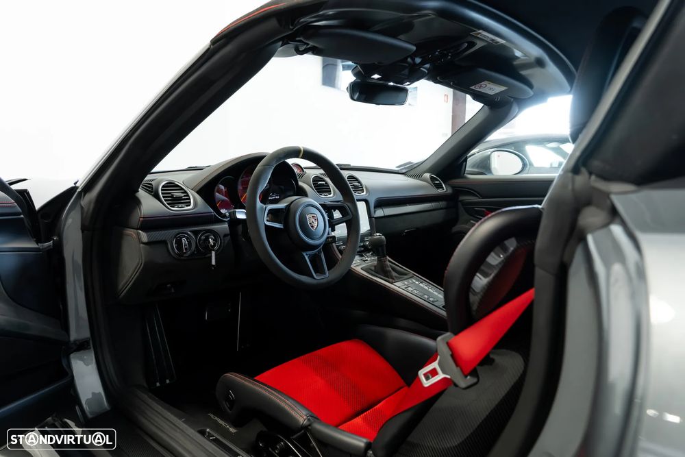 Porsche 718 Spyder RS - 12
