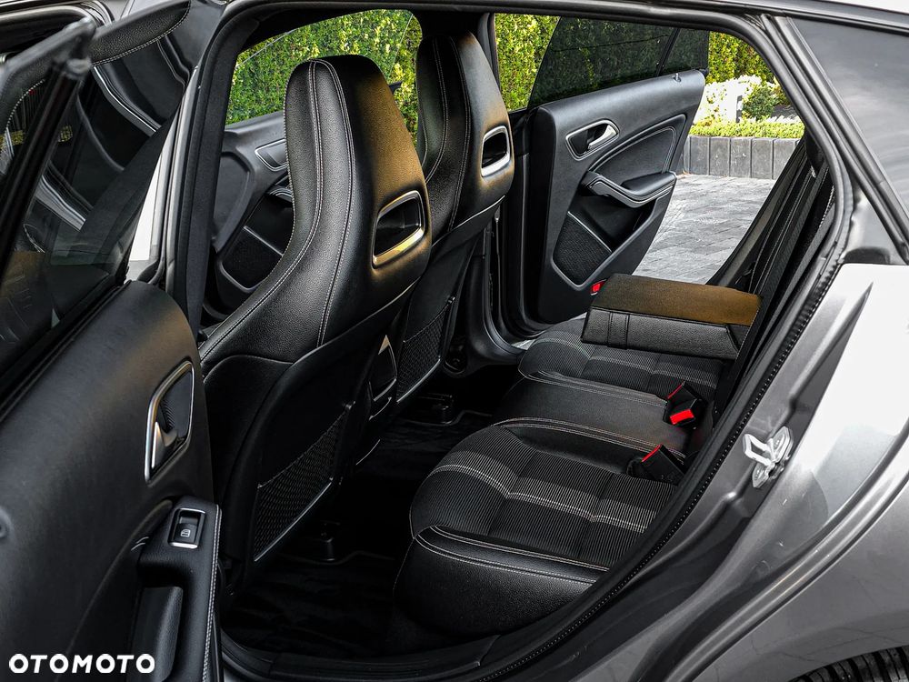 Mercedes-Benz CLA 200 7G-DCT Urban - 20