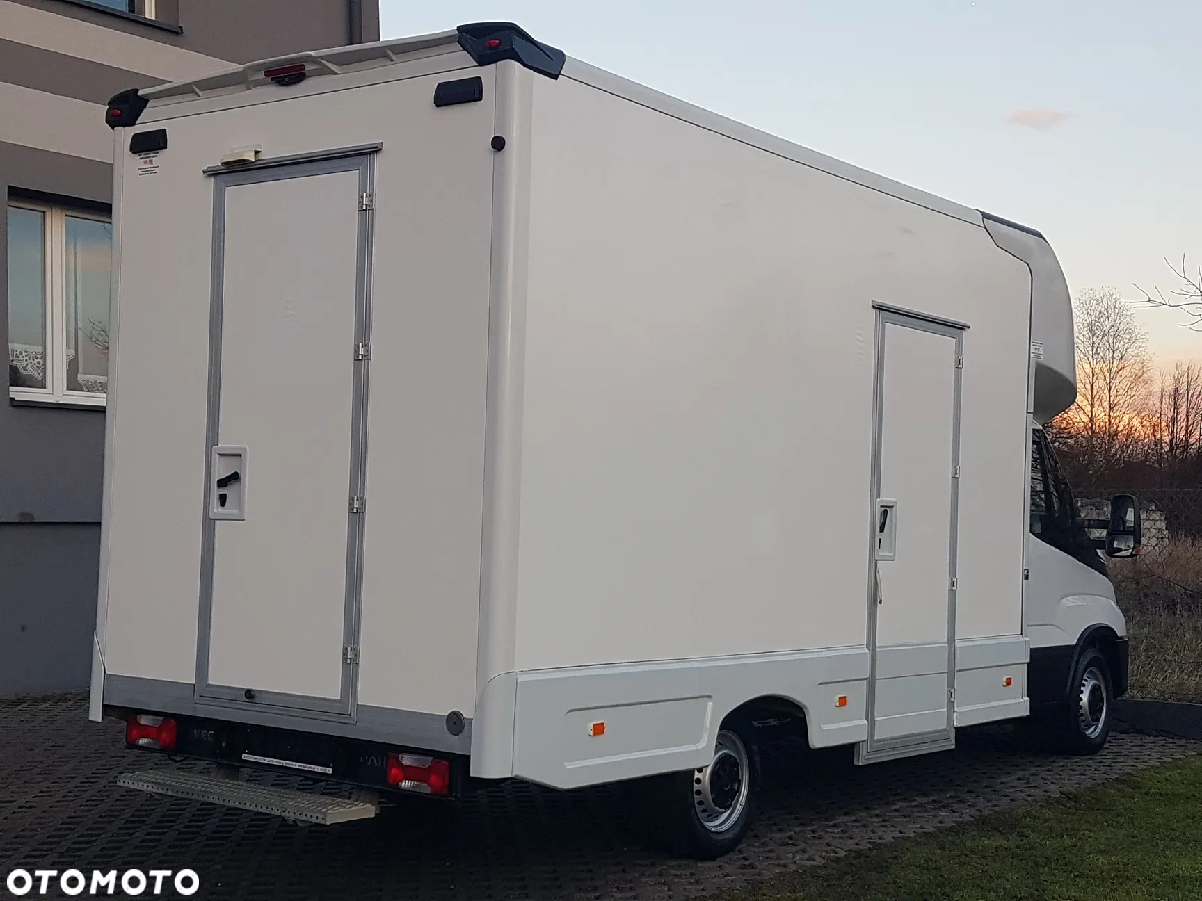 Iveco DAILY KONTENER NISKOPODŁOGOWY 4,43x2,23x2,42 SKLEP KAMPER KONIOWÓZ BAR KLIMA - 4