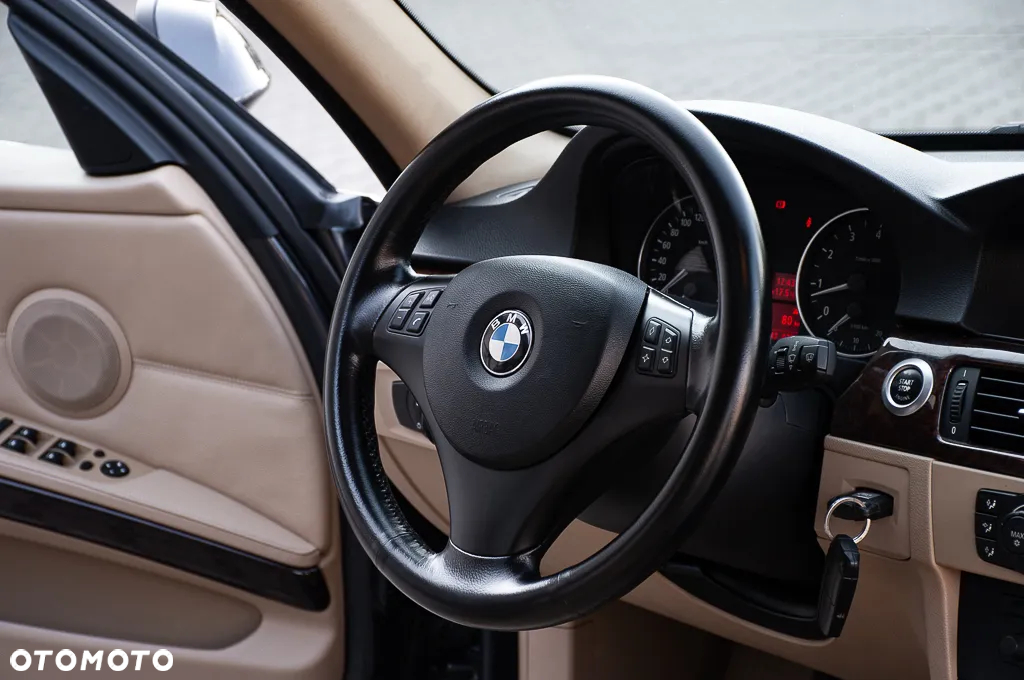 BMW Seria 3 325i - 25