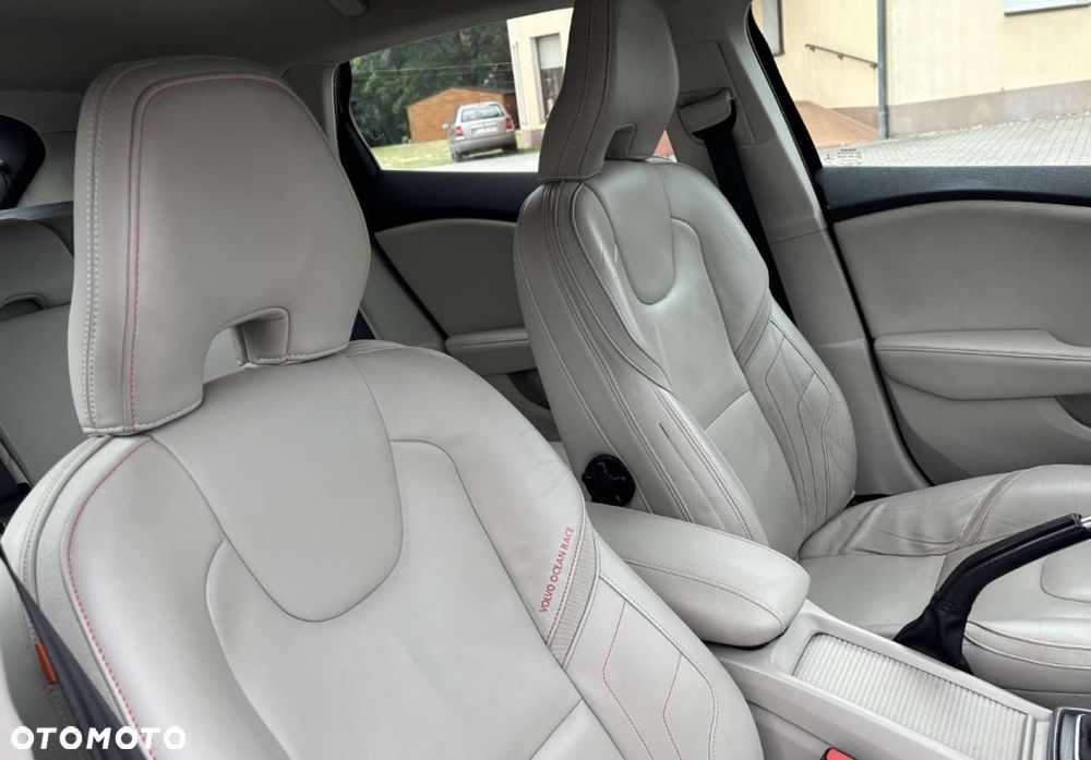 Volvo V40 Cross Country - 12