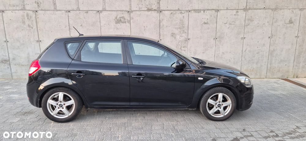 Kia Ceed - 11