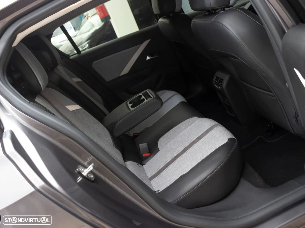 Opel Astra 1.2 T Elegance - 11