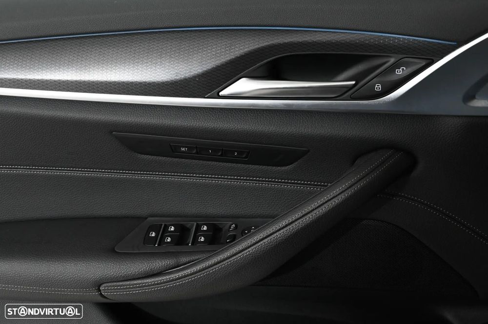 BMW 520 e Pack M - 30