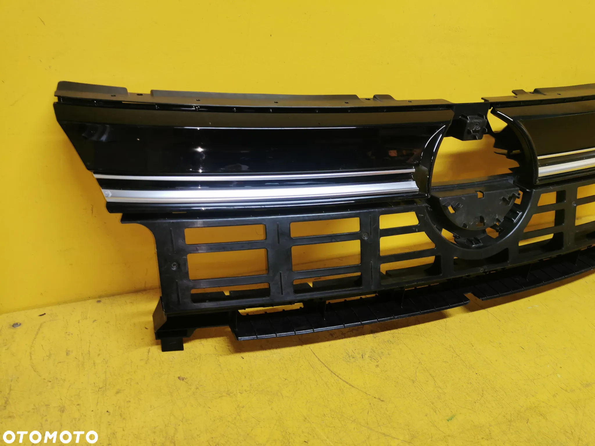 VW MULTIVAN 21- GRILL ATRAPA 7T0807381B - 3