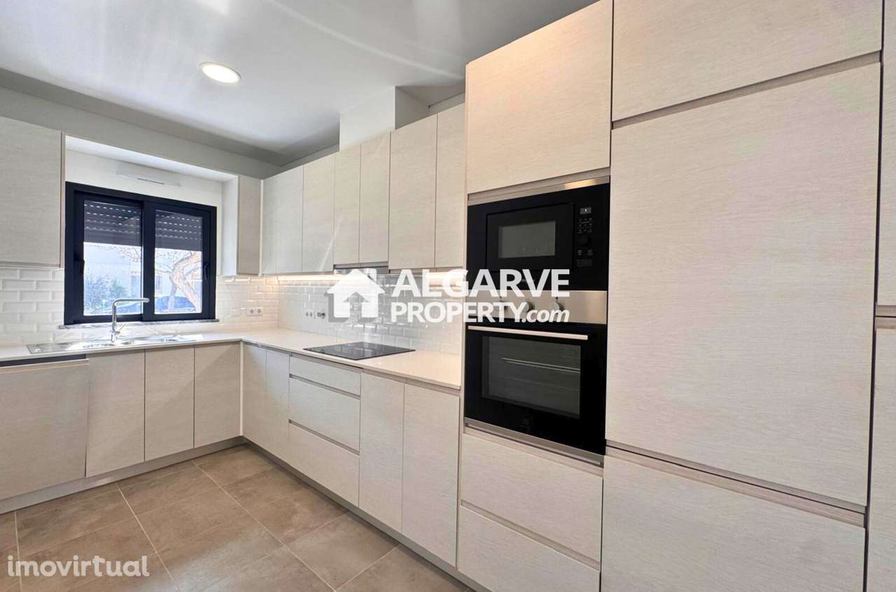 Moradia geminada V2 a poucos passos de cafés e restaurantes com vista - Grande imagem: 3/21