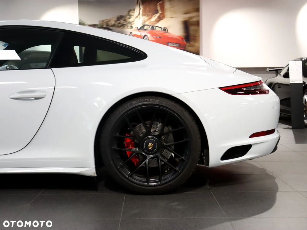 Porsche 911 Carrera 4 GTS PDK - 12