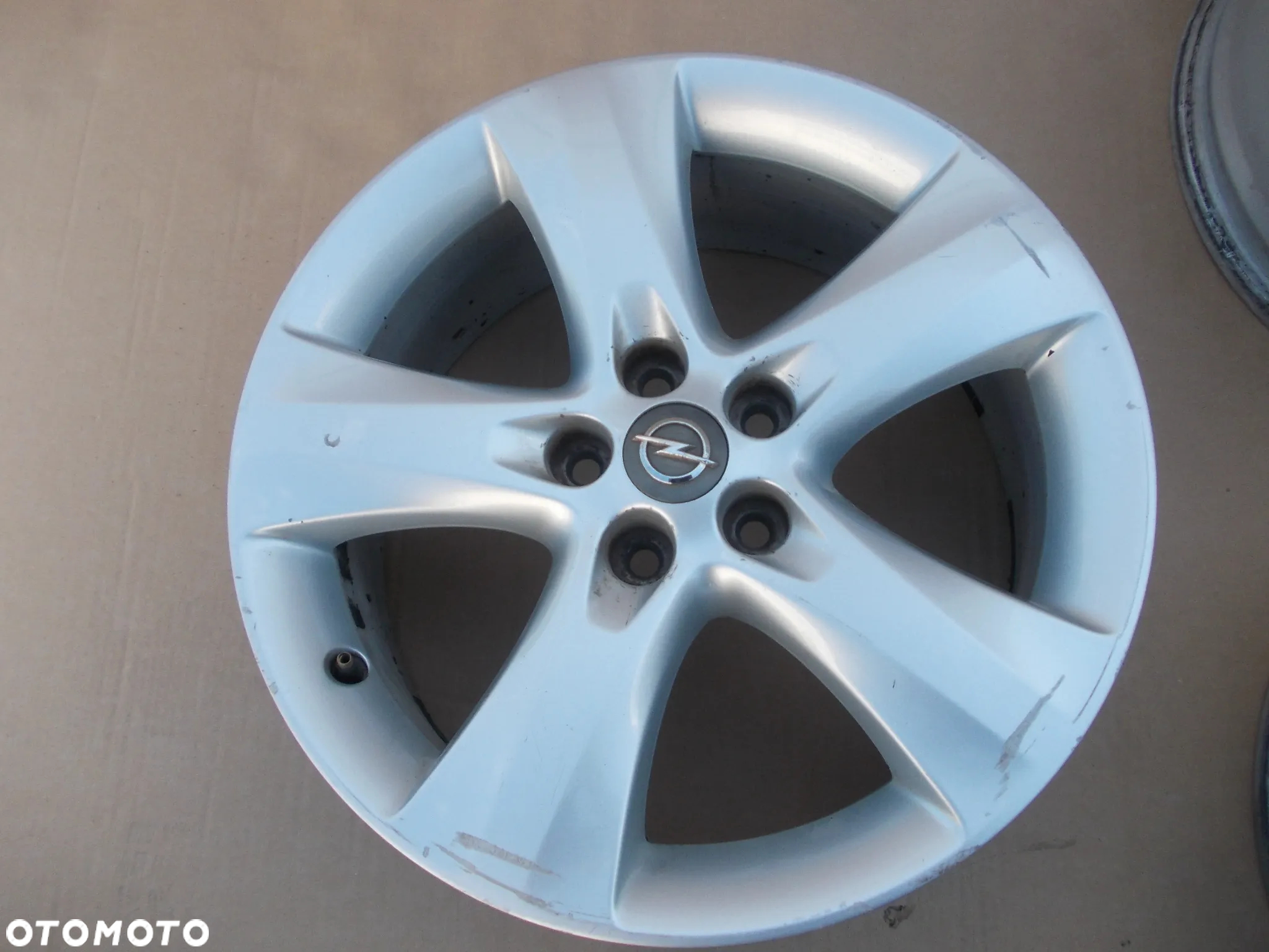 Felgi aluminiowa Opel Astra J Mokka 8J R17 Et 42 - 8